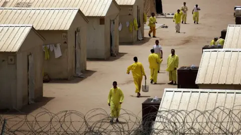 AFP Iraqi detainees walk inside Camp Bucca detention facility in southern Iraq (20 May 2008)