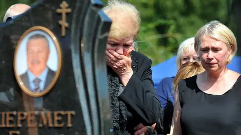 Getty Images Mourners at Minsk funeral of Pavel Sheremet, 23 Jul 16