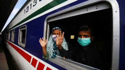 EPA Masked passengers on a Pakistan Railways train, Karachi (10 May)