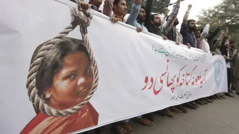 EPA People shout slogans as they protest the release of Asia Bibi, a Christian accused of blasphemy, whose death sentence was annulled by the Supreme court, in Lahore, Pakistan, 08 November 2018.