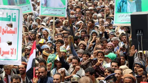 AFP Thousands of Yemenis vented their anger against Riyadh and Washington in a mass funeral in the northern Yemeni city of Saada on 13 August 2018.