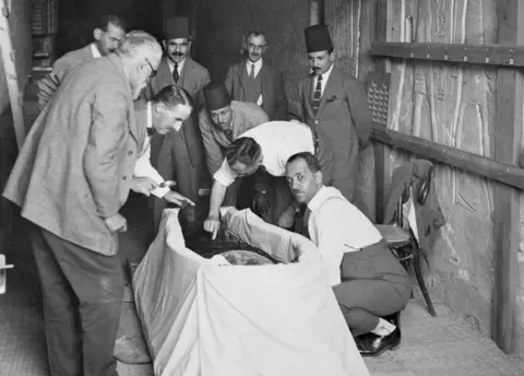 Harry Burton/Griffith Institute, Oxford University British surgeon Douglas Derry makes the first incision into Tutankhamun's mummified body