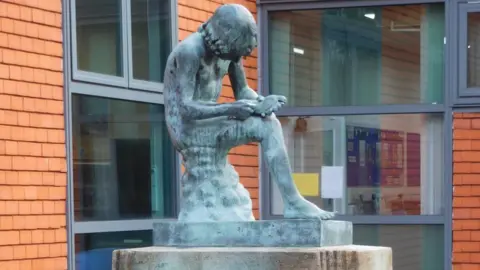 Lynne Dyer The Pinau statue