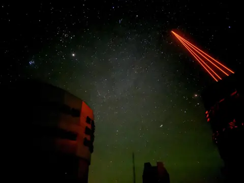 Balok laser merah Rodrigo Gutierrez/Reuters dikirim ke langit malam dari teleskop yang sangat besar (VLT) di Paranal Observatory di Gurun Atacama. Langit malam dipenuhi dengan bintang.