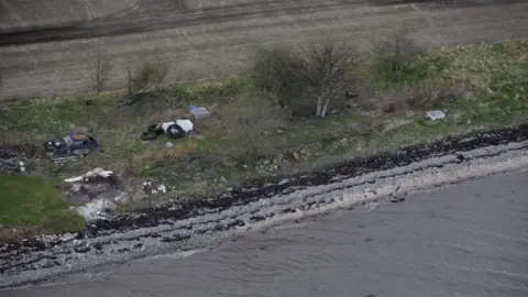 Scrapbook/UKCAP litter on Cromarty Firth coast