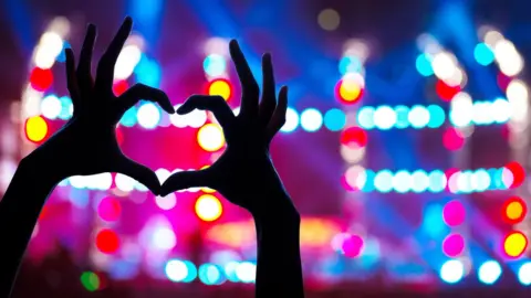 Thinkstock hands forming heartshape at gig