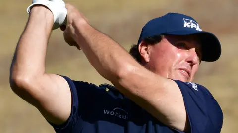 Phil Mickelson in third-round action at the Desert Classic