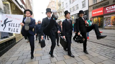 Getty Images Participantes del Silly Walk Day en Brno