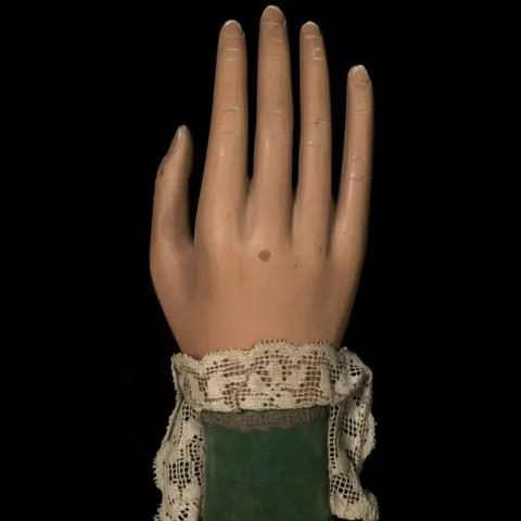 Wellcome Magic trick hand