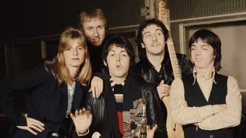 Getty Images Paul McCartney (centre) with Linda McCartney, Geoff Britton, Denny Laine and Jimmy McCulloch (Wings) in 1974