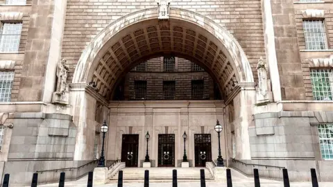 Getty Images Pintu masuk ke markas MI5 di London, Thames House