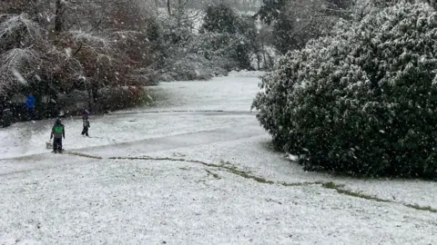 BBC Weather Watchers/Surfer Si People building a snowman