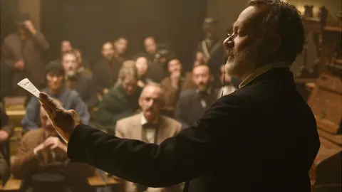 Netflix Captain Jefferson Kyle Kidd (played by Tom Hanks) bringing the news to an enthralled audience