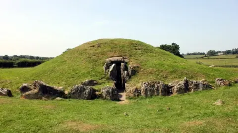 Jeff Buck/Geograph Bryn Celli Ddu