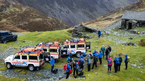 Cockermouth Mountain Rescue Team COCKERMOUTH MOUTAIN RESCUE TEAM SETTING UP BEFORE CLIMB