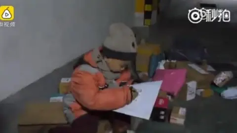 Pear Video Seven-year-old Chang Jiang reading a parcel list