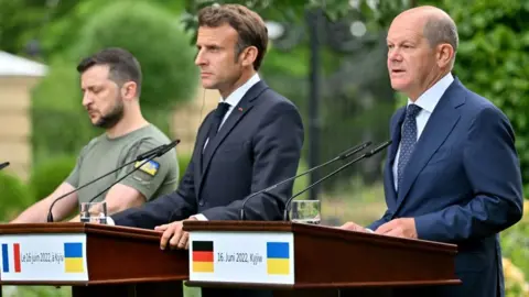 SERGEI SUPINSKY/AFP Ukrainian President Volodymyr Zelensky, President of France Emmanuel Macron and Chancellor of Germany Olaf Scholz give a joint press conference following their meeting in Kyiv on June 16, 2022