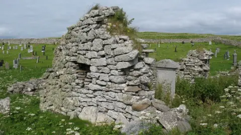 Gordon Hatton/Geograph Bragar Cemetery