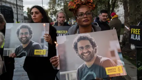 Anadolu Agency Night-time vigil in London to call on the British prime minister to secure the release of jailed British-Egyptian activist Alaa Abdel Fattah at the COP27 summit (6 November 2022)