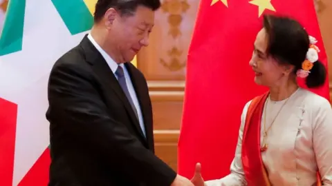 AFP Chinese President Xi Jinping (L) and Myanmar State Counsellor Aung San Suu Kyi shake hands before a bilateral meeting at the Presidential Palace in Naypyidaw