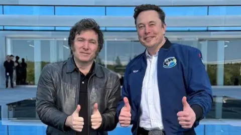 Getty Images Der argentinische Präsident Javier Milei (l.) mit Elon Musk (r.) in Teslas Gigafactory Texas am 12. April 2024