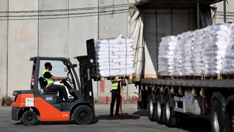 Pallets of food aid are loaded on a lorry waiting to enter Gaza at the Kerem Shalom crossing, in southern Israel (22 May 2025)