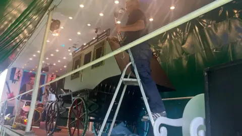 Hannah Parsons A float being prepared