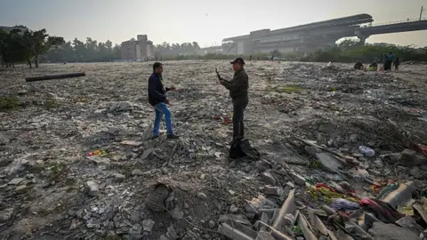 Getty Images A view of the spot where the body parts of Anjan Das were spotted by Delhi Police after his wife with her son allegedly killed him Trilokpuri on November 28, 2022 in New Delhi, India.