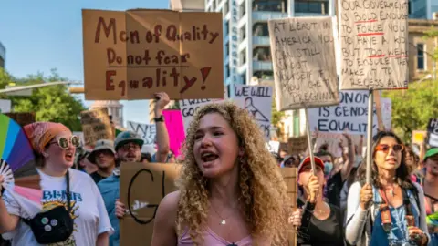 BBC Roe v Wade protesters in Texas