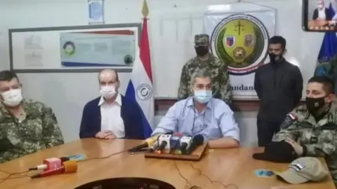 Paraguayan Presidency President Mario Abdó visited the rebel camp after the joint operation