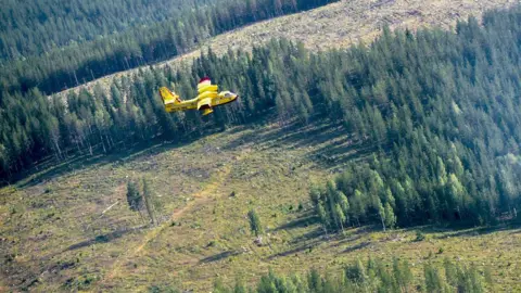 EPA An Italian Bombardier CL-415 SuperScooper in action battling a large wildfire near Ljusdal, Sweden on 18 July 2018