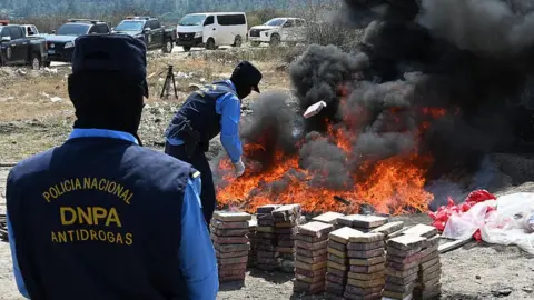 AFP Agents of the Honduran Antidrugs National Police take part on the incineration of cocaine in Tegucigalpa, on 15 February