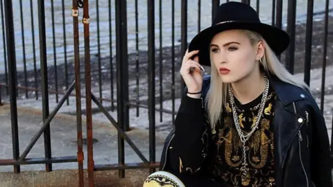 Aro Rose Picture of Amanda posing