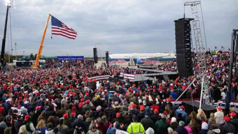 MANDEL NGAN Crowd in Muskegon Michigan