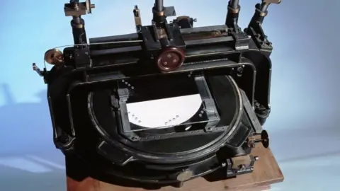 Science Photo Library Eddington's 'comparator' was used to measure changes in the positions of stars, seen on telescope glass plates mounted below the movable microscopes