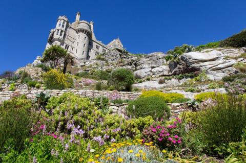 What's It Like To Live In A Castle? - BBC News