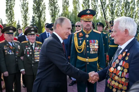 Getty Images Putin with war veterans in Kursk, 23 Aug 18