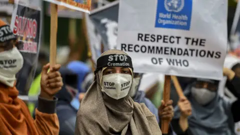 Getty Images Protesters in Sri Lanka call on the government to lift mandatory cremation of Covid-19 victims