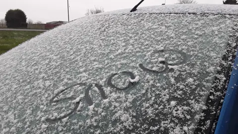  AlpacaLady/BBC Weather Watchers The word snow, written in snow on a car windscreen in Cambridgeshire