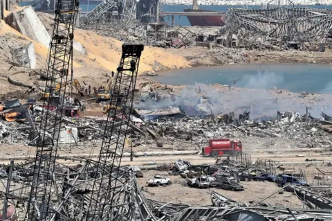 EPA Lebanese rescue workers work near the site of an explosion at Beirut's port (5 August 2020)