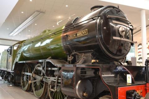 Green Arrow locomotive becomes Doncaster museum exhibit - BBC News