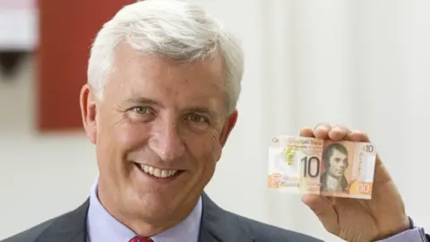 Devlin Photo CYBG boss David Duffy with new polymer note