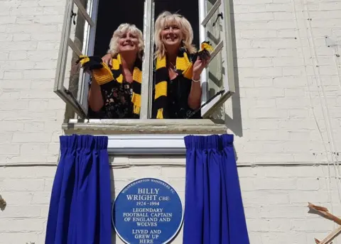 BBC Babette and Vicky Wright with their father's plaque