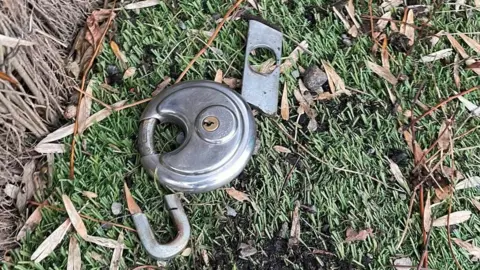 Humber Llamas A snapped lock