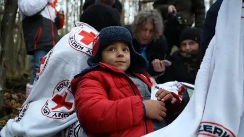 Reuters Migrants in Red Cross blankerts on the Polish-Belarusian border