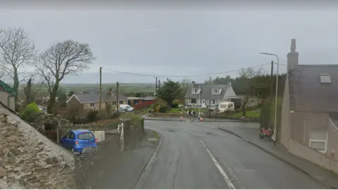 Google B5111 road between Coed Anna and Llannerch-y-medd