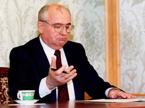 Getty Images Soviet President Mikhail Gorbachev reads his resignation statement shortly before appearing on TV in Moscow, 25 December 1991