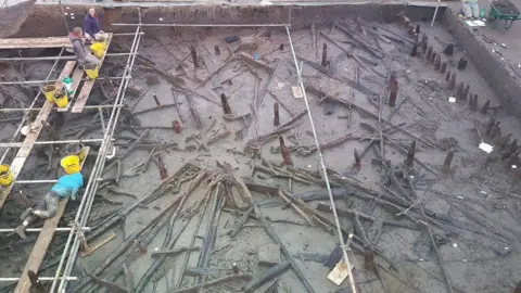 Cambridge Archaeological Unit Excavating a roundhouse