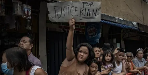 Getty Images Crowd at funeral of Kian Delos Santos in Manila, 26 August