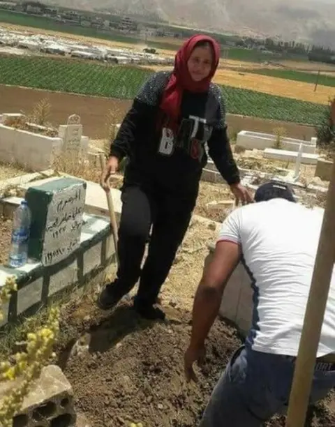 Refugees without borders/Facebook woman at grave